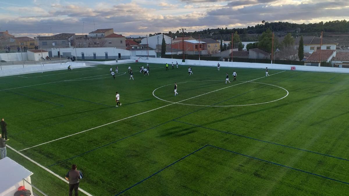 Venta del Moro renueva el césped de su campo de fútbol como medida antidespoblación
