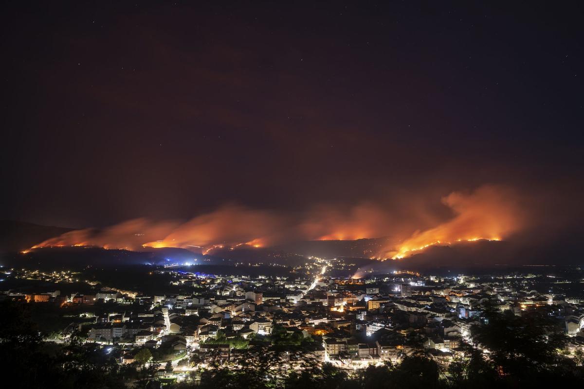 El peligroso incendio de Verín creó un frente kilométrico. Así se veía desde el parador al llegar la noche.