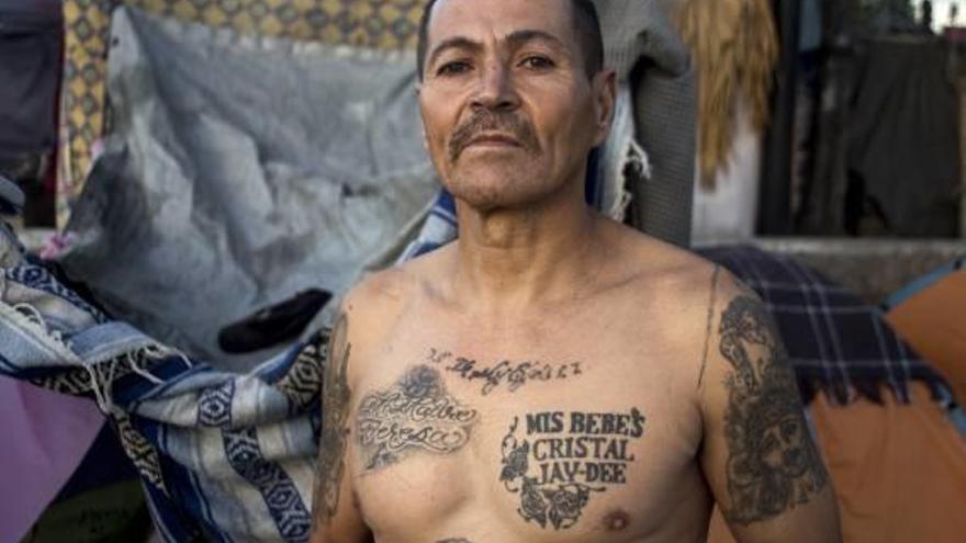 A la izquierda, un deportado mexicano que pasó 27 años en la cárcel de EE UU y actualmente vive en un campamento de Tijuana. Al lado, un policía comunitario del estado de Guerrero.