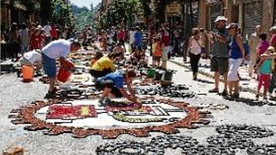 Imatge d&#039;uns creadors de catifes en un carrer d&#039;Arbúcies, l&#039;any passat.