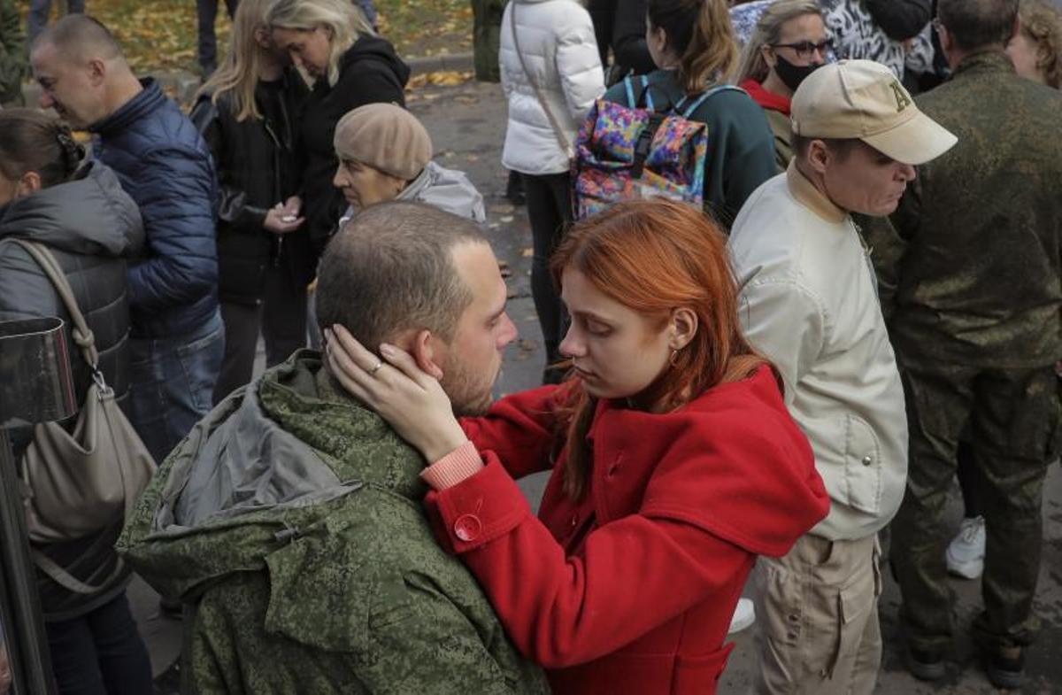 Reclutas rusos se despiden de sus familias en Moscú el 7 de octubre.