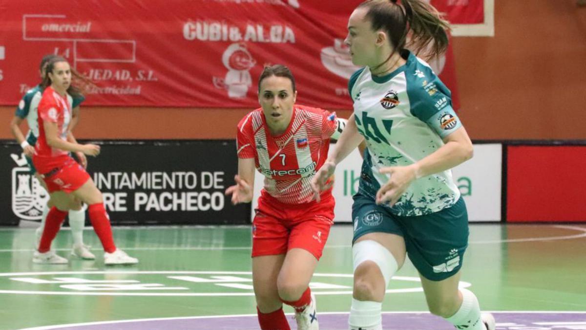 Mayte Mateo corre tras el balón en el primer partido de la final. | RFEF