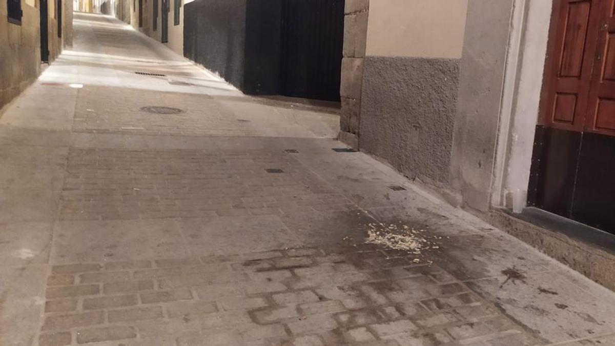 Vómito en una calle de Plasencia, tras una noche de ruidos y aglomeraciones.