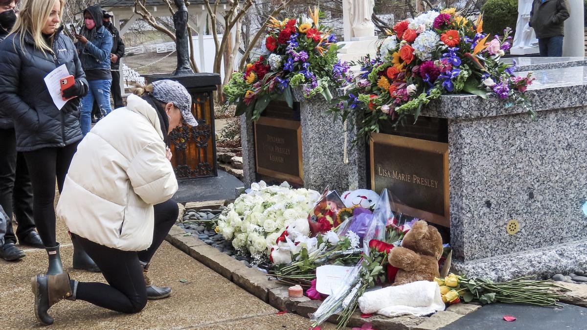 Visitantes en la tumba de Lisa Marie Presley.
