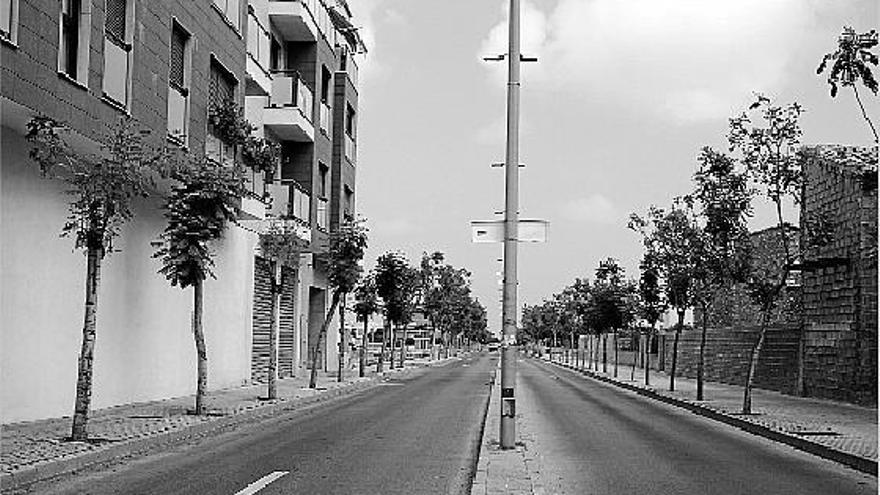 Imagen de la avenida Generalitat, que hoy en día alberga la piscina, el IES Vila-roja y la residencia.