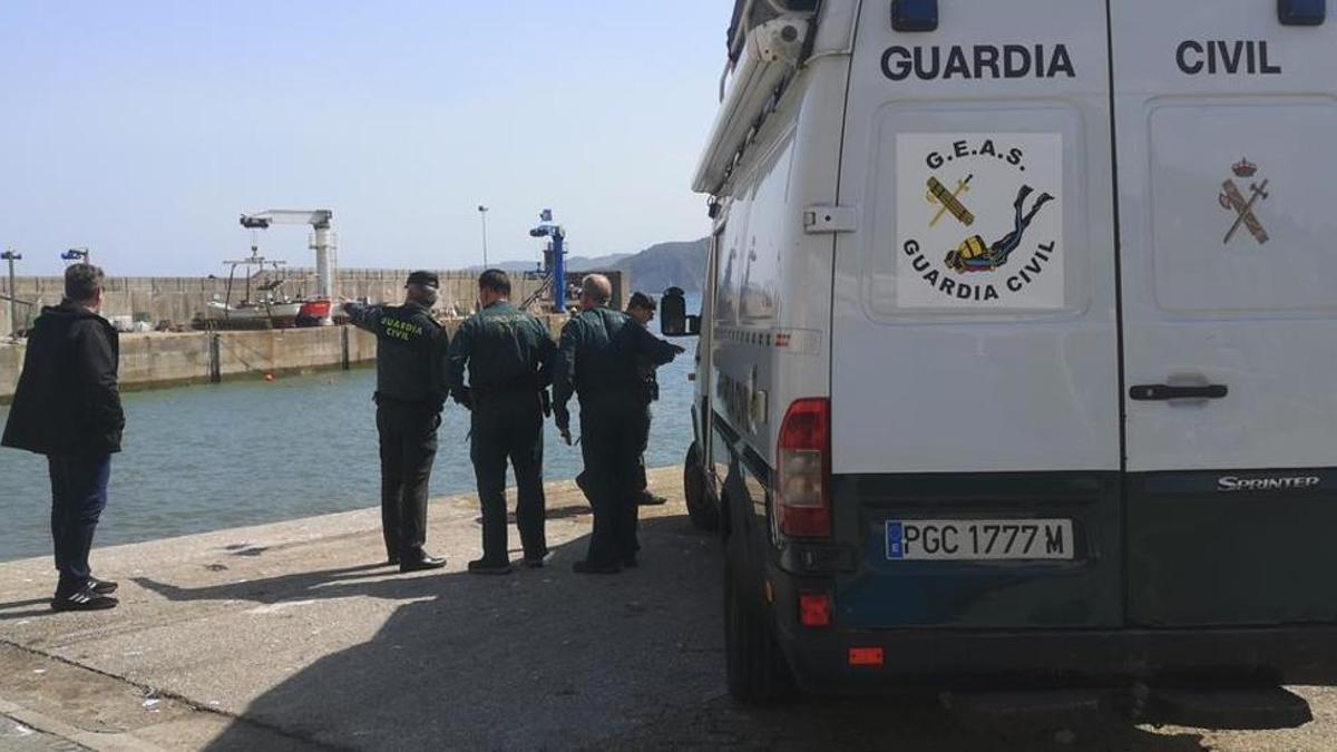 Dispositivo de la Guardia Civil en el puerto de Tazones.