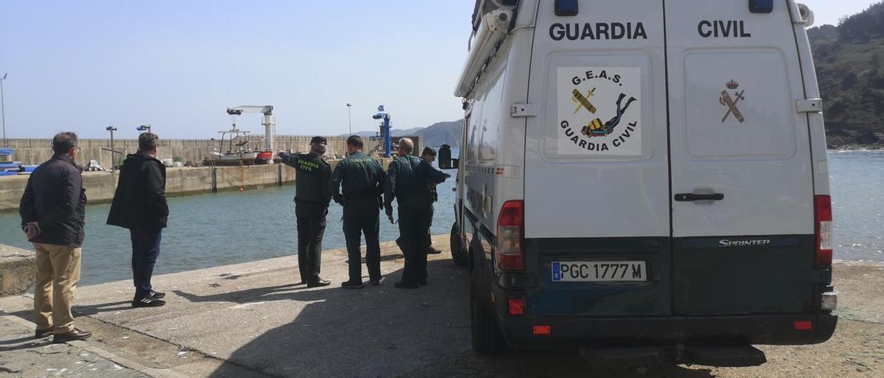 Dispositivo de la Guardia Civil en el puerto de Tazones.