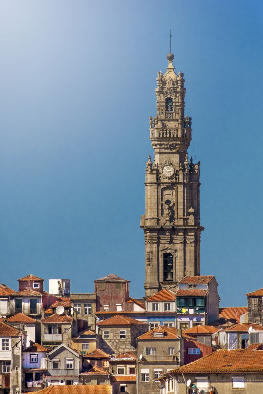 La Torre de los Clérigos se alza entre las casas de Oporto