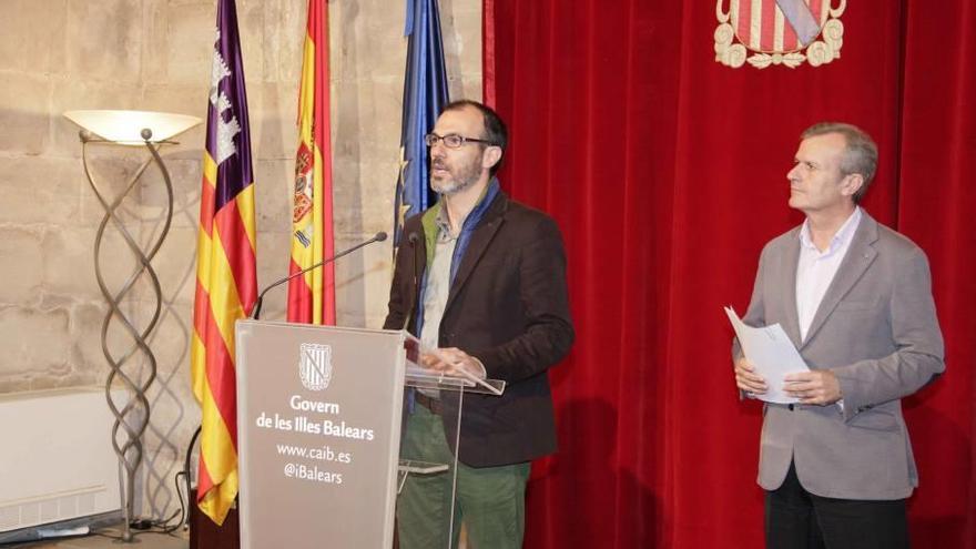 El vicepresidente Biel Barceló y el conseller Joan Boned presentando el plan.