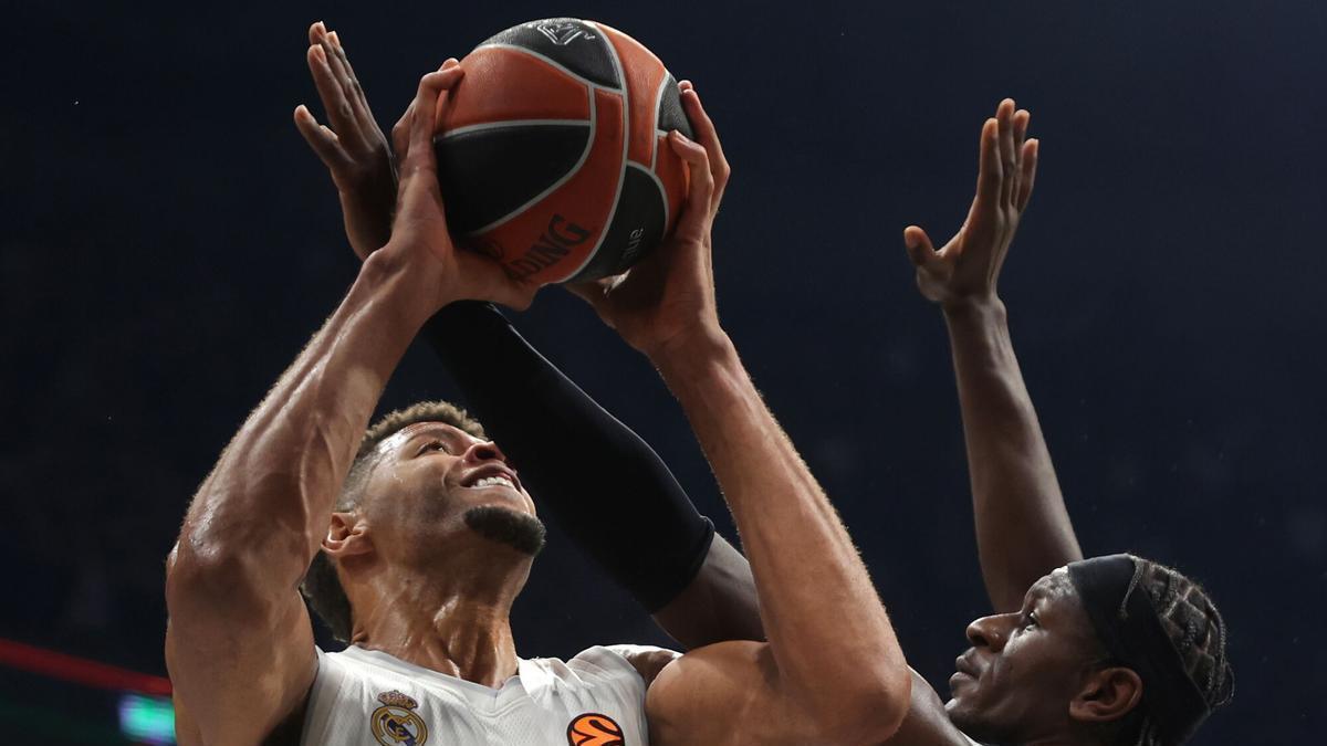 Walter Tavares (L) en acción ante el Partizan.