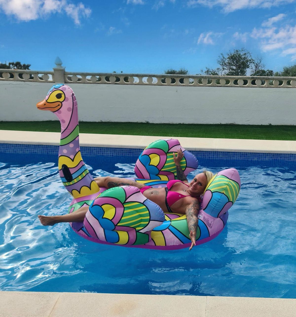 Auch den Pool ihres Hauses genießen die Auswanderer immer in vollen Zügen.