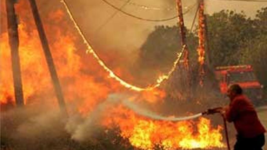 Los incendios remiten en el Peloponeso, aunque &quot;el peligro continúa&quot;