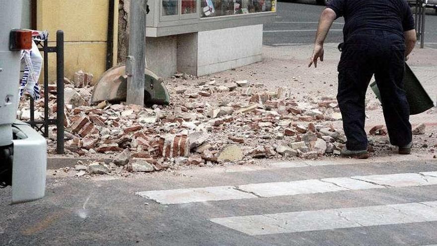 Un hombre observa daños causados por el terremoto en Melilla.