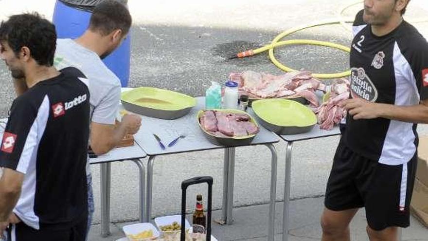 Valerón, Ayoze y Riki toman un aperitivo. / e. v.