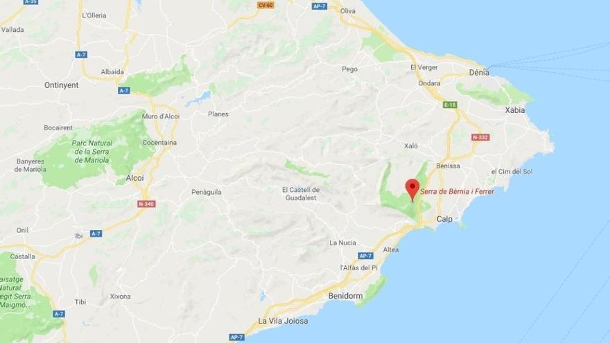 Un ciclista, herido grave al precipitarse de 4 metros en la Serra de Bèrnia en Benissa