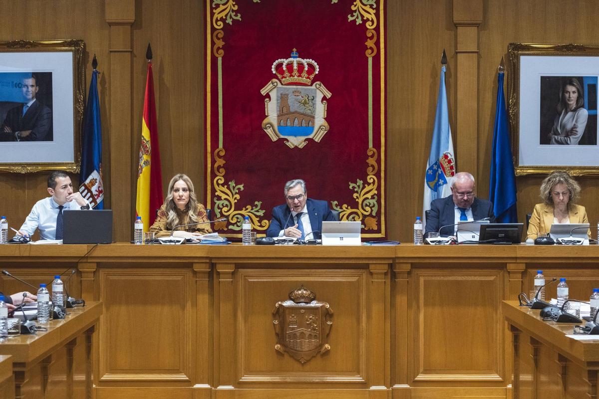 Luis Menor, el presidente provincial, dirigiendo una sesión plenaria en la Diputación de Ourense