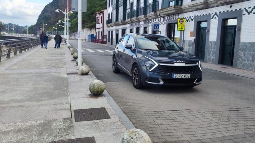 Un coche circula por el vial del paseo tras las obras de mejora del firme. | A. G.-O