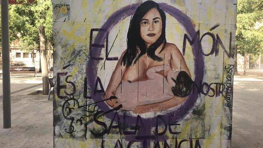 Una pintada vandálica de carácter fálico en el mural.