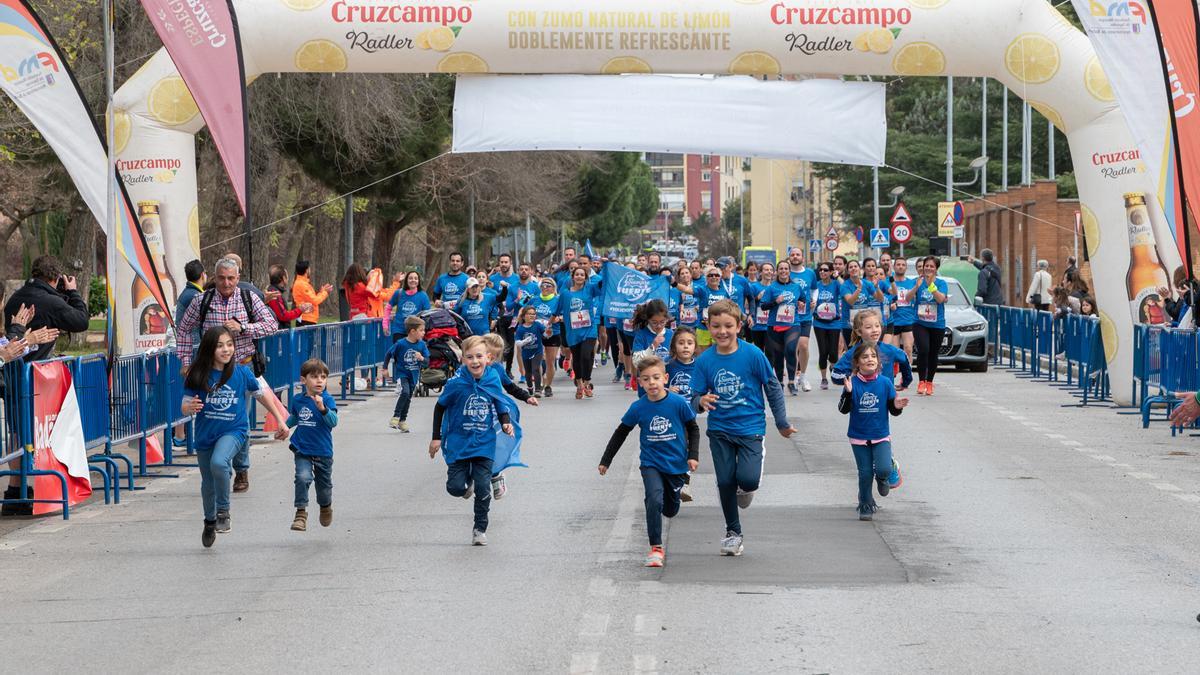 &#039;Marea azul&#039; con las camisetas en favor de la donación de médula ósea.