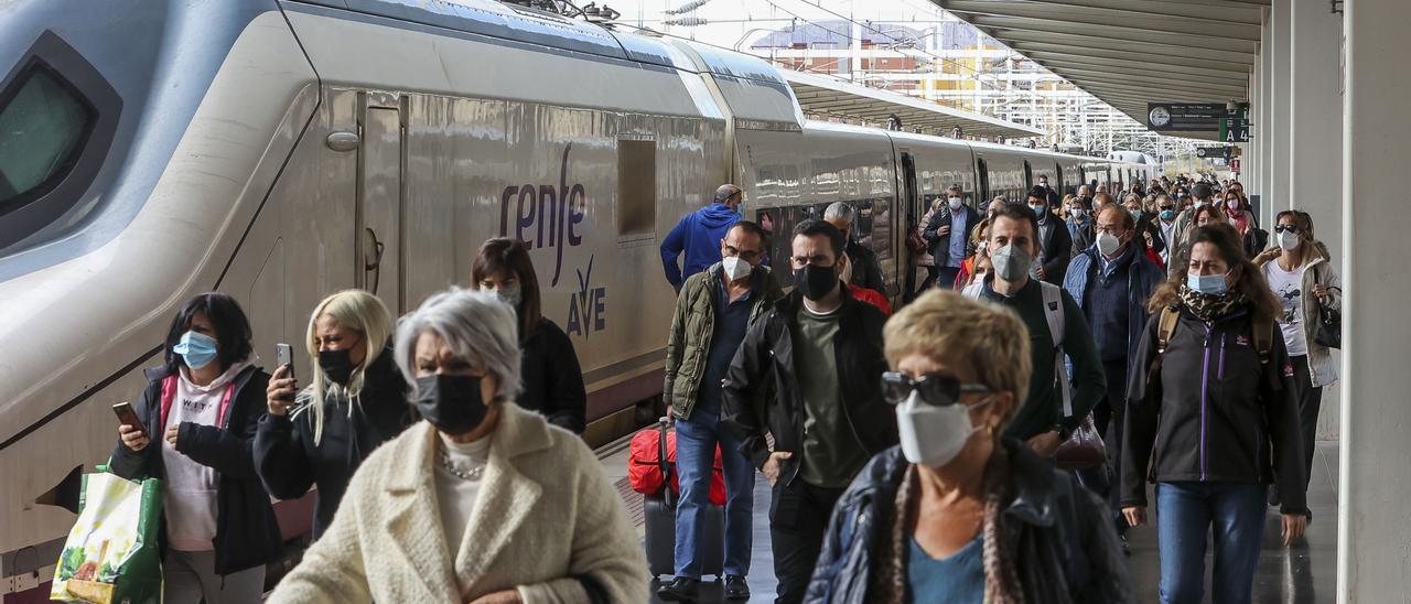 Dos de los AVE que conectan Alicante y Elche se desviarán por Alicante