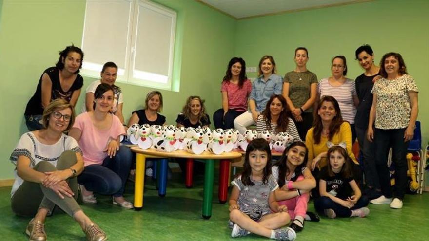 Las madres participan en el taller de mascotas