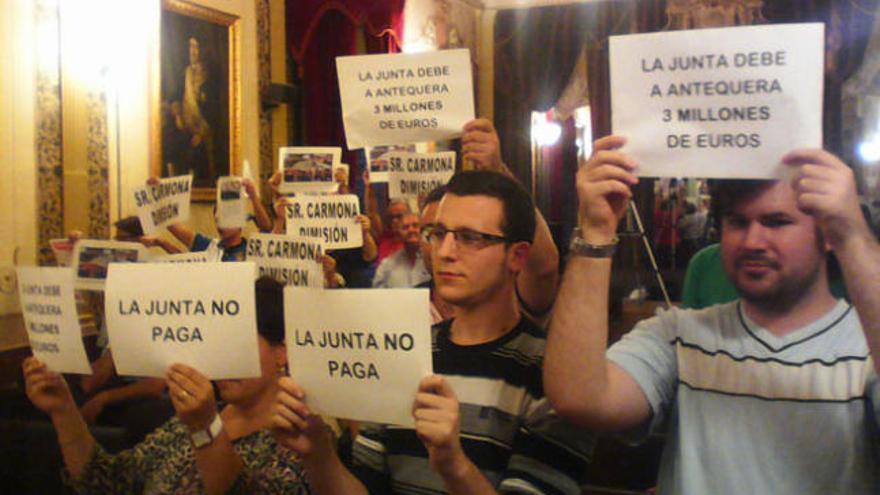 Un momento de la protesta durante el pleno.