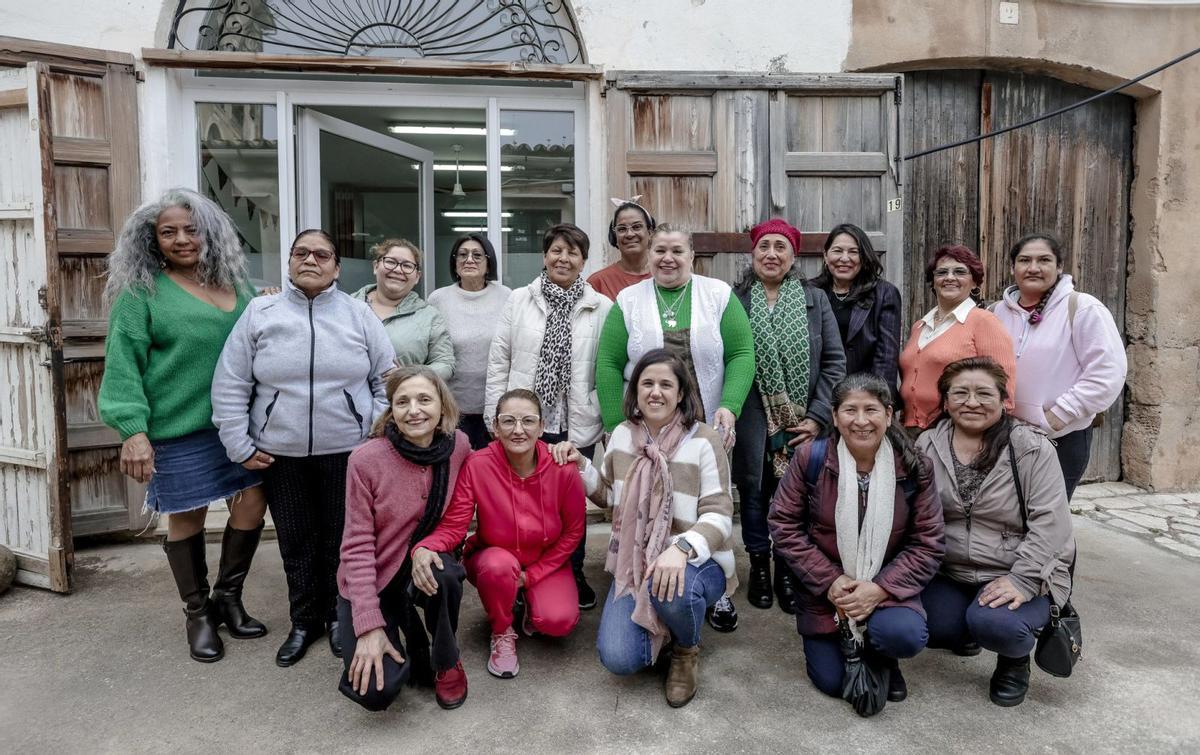 Técnicas sociales de Cáritas y trabajadoras del hogar posan para este reportaje en la sede de la calle Socors. | B.RAMON