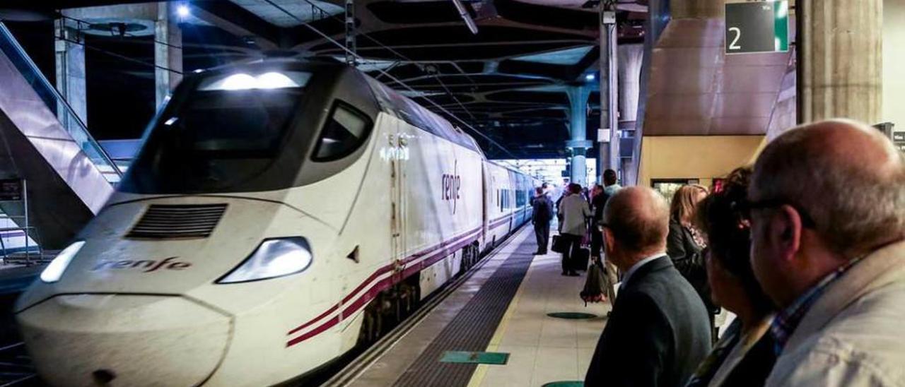 Un Alvia con destino a Madrid, en la estación de Oviedo.