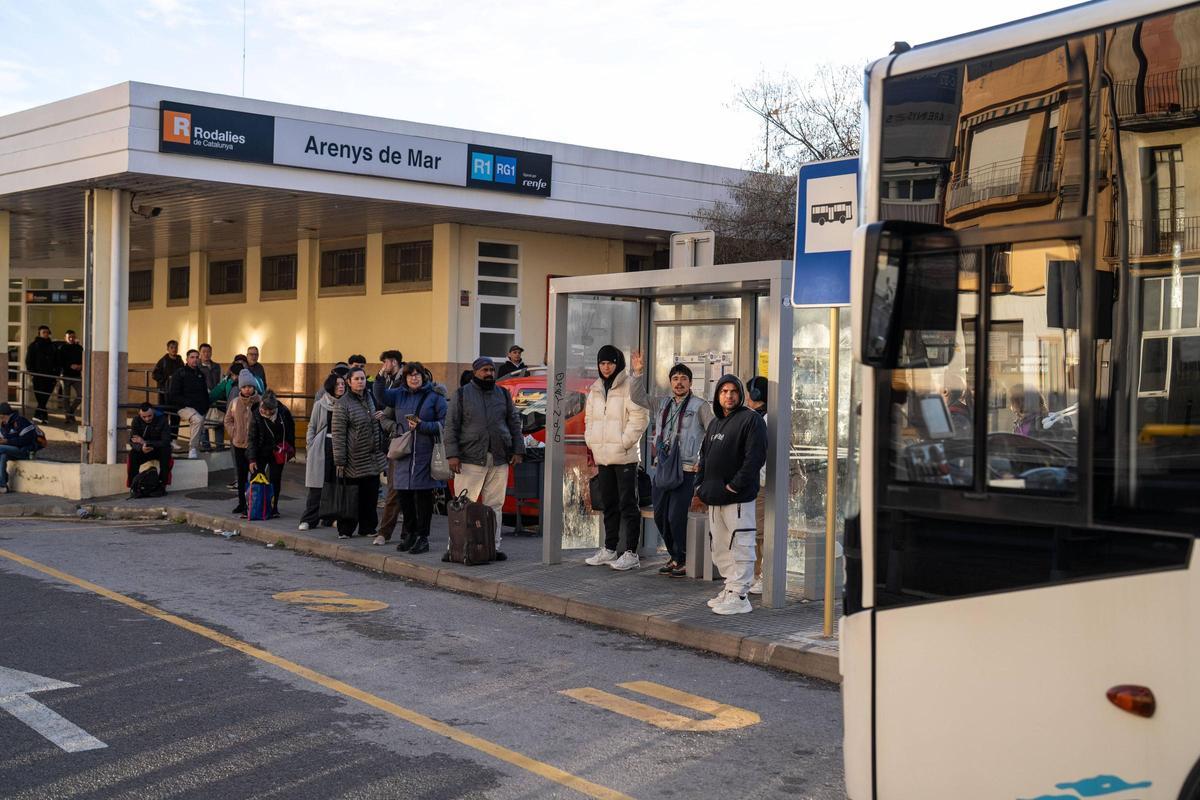 Pasajeros esperan en la estación de autobuses de la estación de Rodalies de Arenys de Mar, que concecta con Blanes