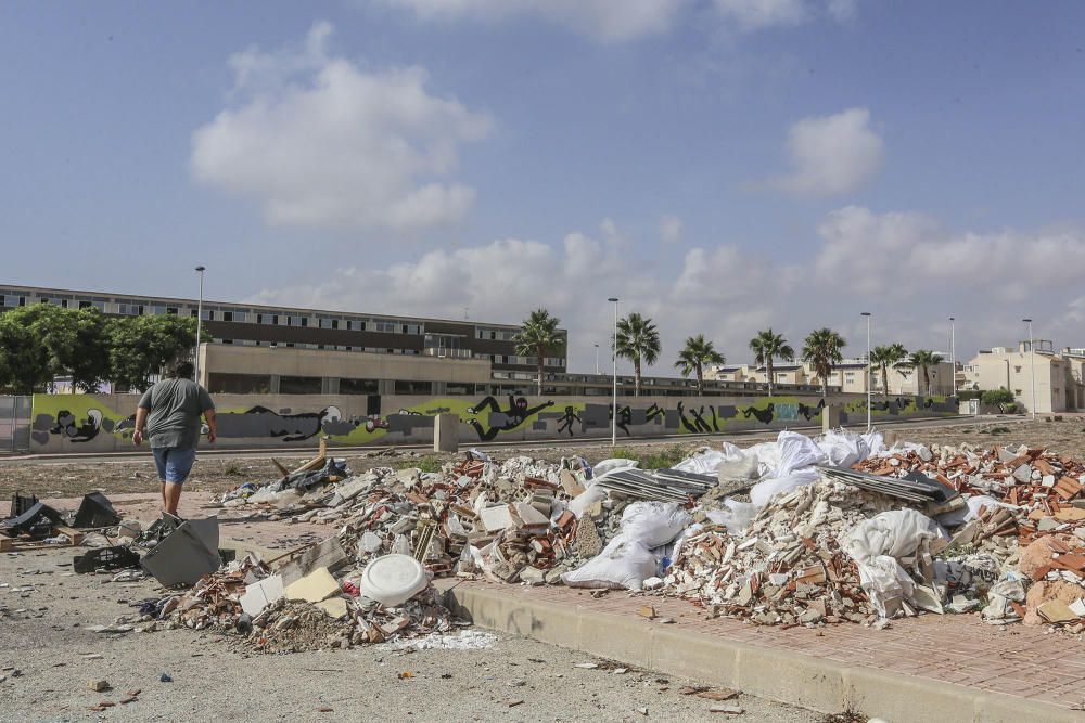 Vertedero y escombrera urbana en la avenida Tenerife, junto al IES Mediterráneo de Torrevieja