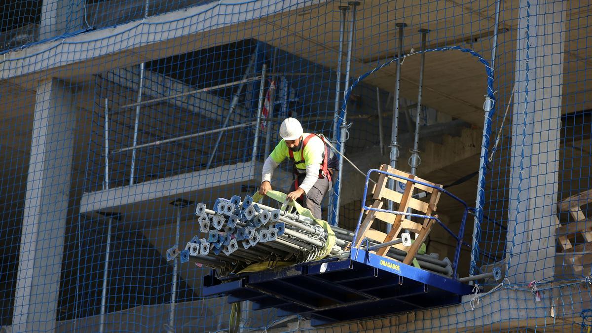 Obras de construcción de un bloque de pisos en el Poblenou de Barcelona