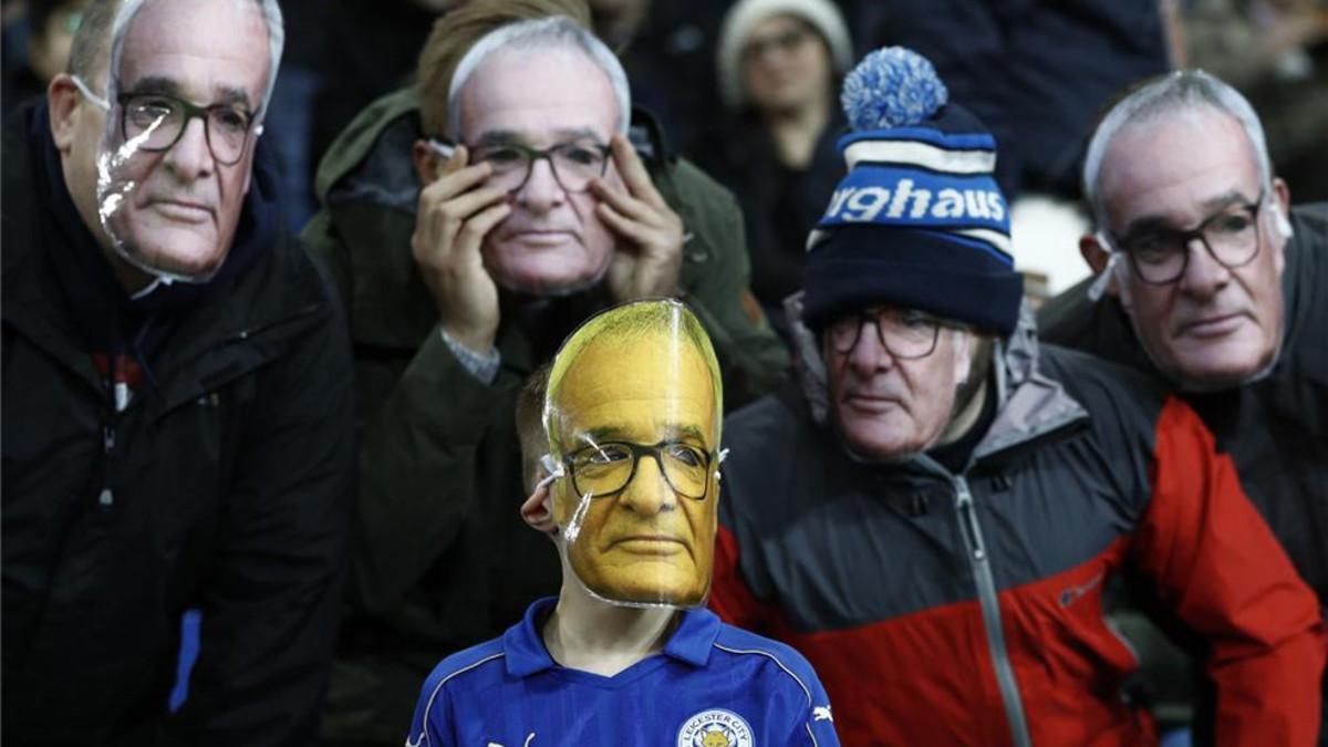 Algunos aficionados lucieron caretas con el rostro de Ranieri
