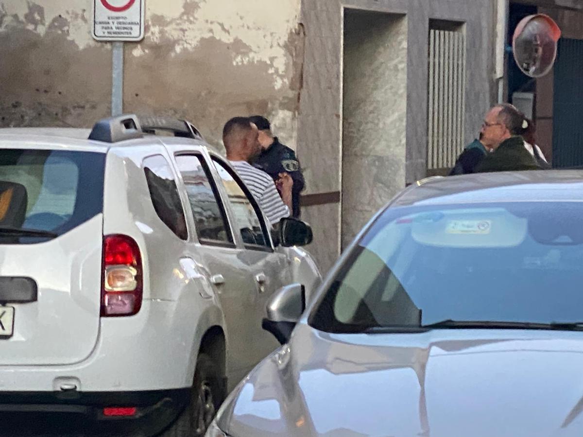 El hombre interrogado, hablando ayer con el alcalde de Xilxes, Ismael Minguet.