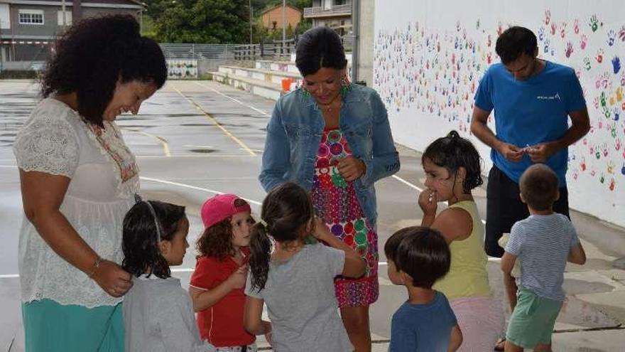 La alcaldesa Nidia Arévalo y la edil Loureiro visitan el campamento de verano. // D. P.