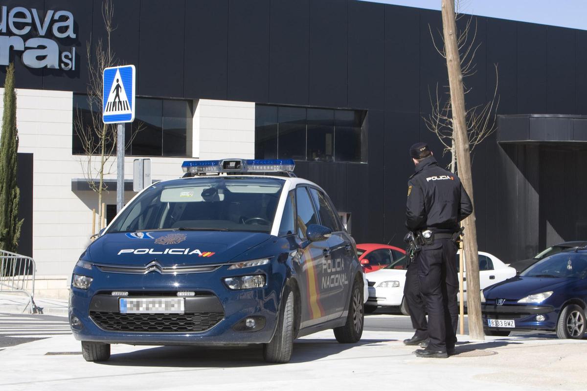 Imagen de archivo de un policía nacional en Ontinyent.