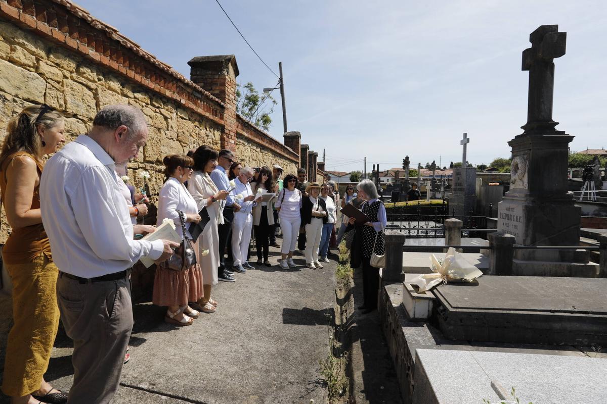 Oviedo. La Entidad Cultural Gaudiosa Asturias rinde homenaje a Leopoldo Alas Clarín en el 125.º aniversario de su fallecimiento en el cementerio de San Salvador