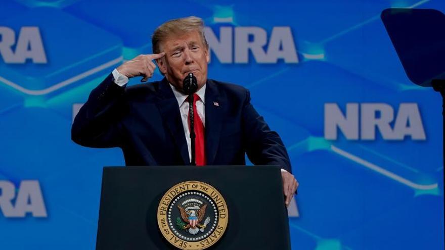 Trump hablando en una convención de la NRA.