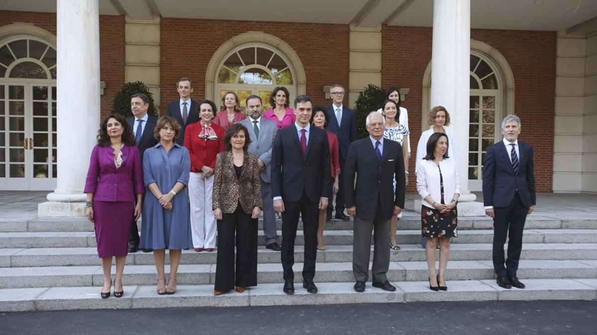 Foto de familia del Gobierno de Pedro Sánchez con el nuevo ministro de Cultura, José Guirao