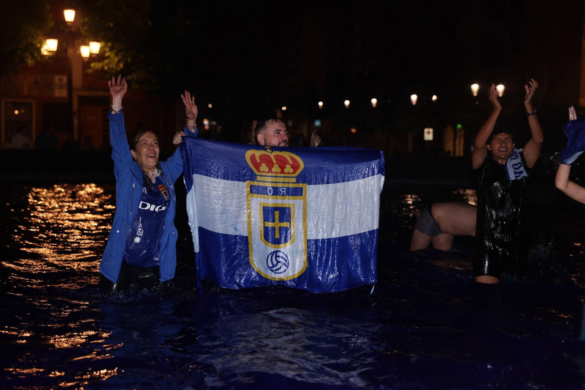 ¡El Oviedo es de Primera!: la afición estalla en una noche histórica