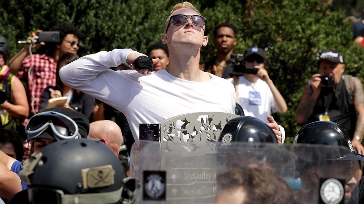 Un manifestante supremacista blanco hace un gesto amenazador, en Charlottesville, el 12 de agosto.