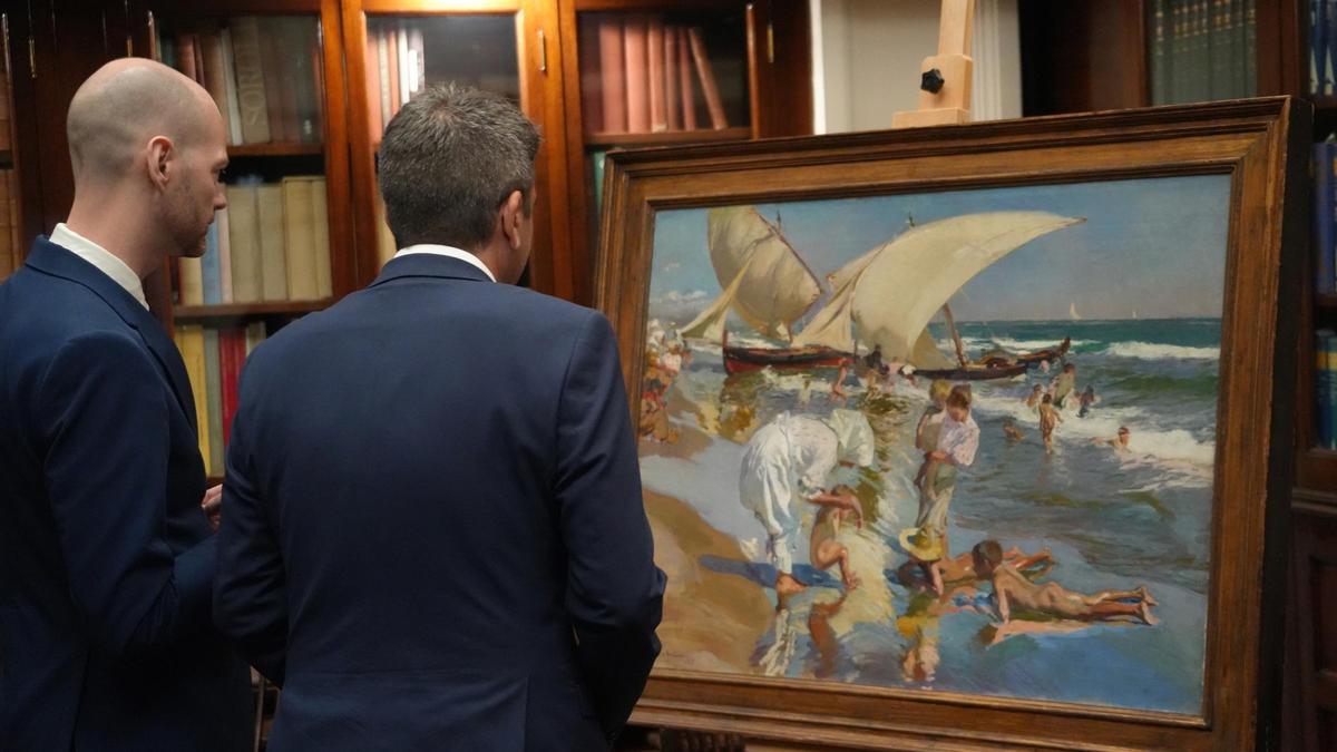 Guillaume Kientz y Carlos Mazón observa una de las pinturas de Sorolla propiedad de la Hispanic Society.