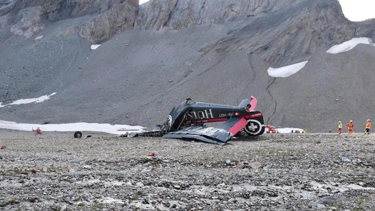 Restos del avión tras el accidente del sábado cerca de Flims, Suiza, que dejó a 20 muertos.