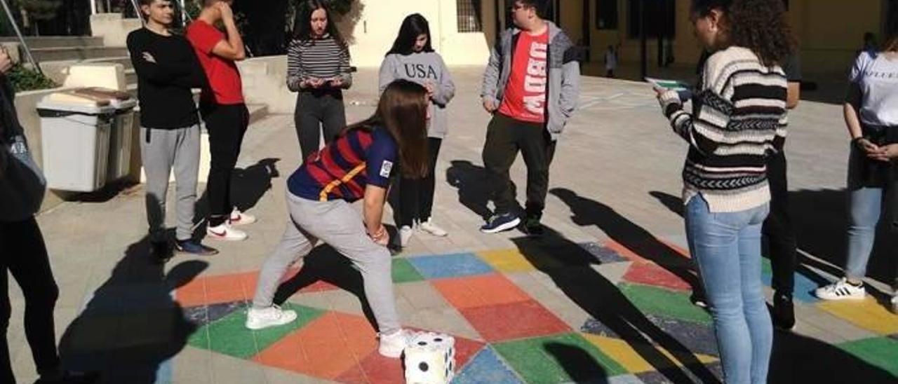 L&#039;alumnat de 4t d&#039;ESO del Sant Francesc d&#039;Assís de Cocentaina jugant al trivial literari.