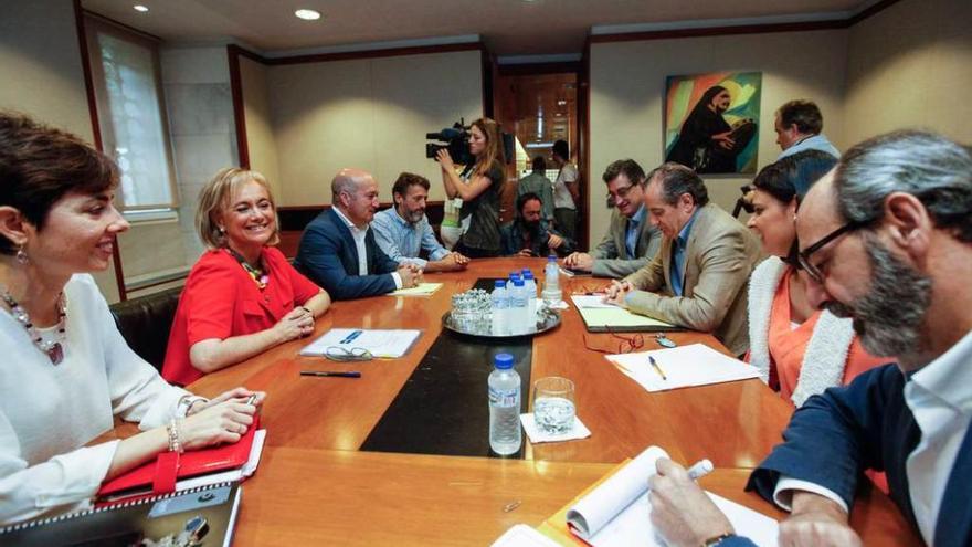 Reunión entre el PP y Ciudadanos. Ignacio Prendes está sentado al fondo a la derecha