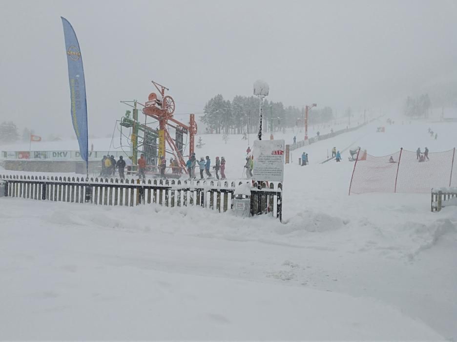 La neu deixa 60 cm nous a Port del Comte