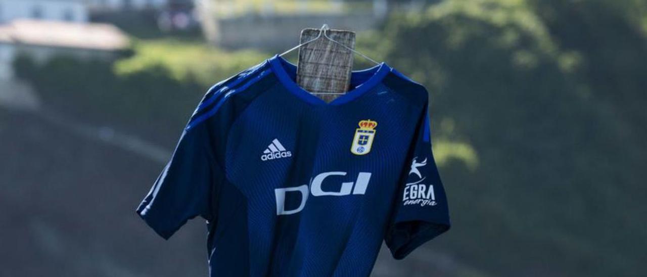 La nueva camiseta, en el puerto de Lastres.