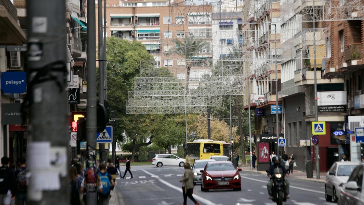 Luces de Navidad instaladas en la avenida de la Constitución