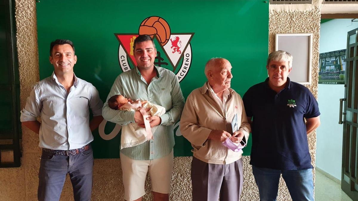 En el centro, la nueva abonada más joven, Martina Gijón Román, con su padre y su abuelo, José María Gijón.