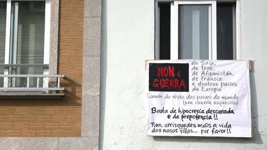 Una pancarta rechaza las guerras en Silleda. // Bernabé/Luismy