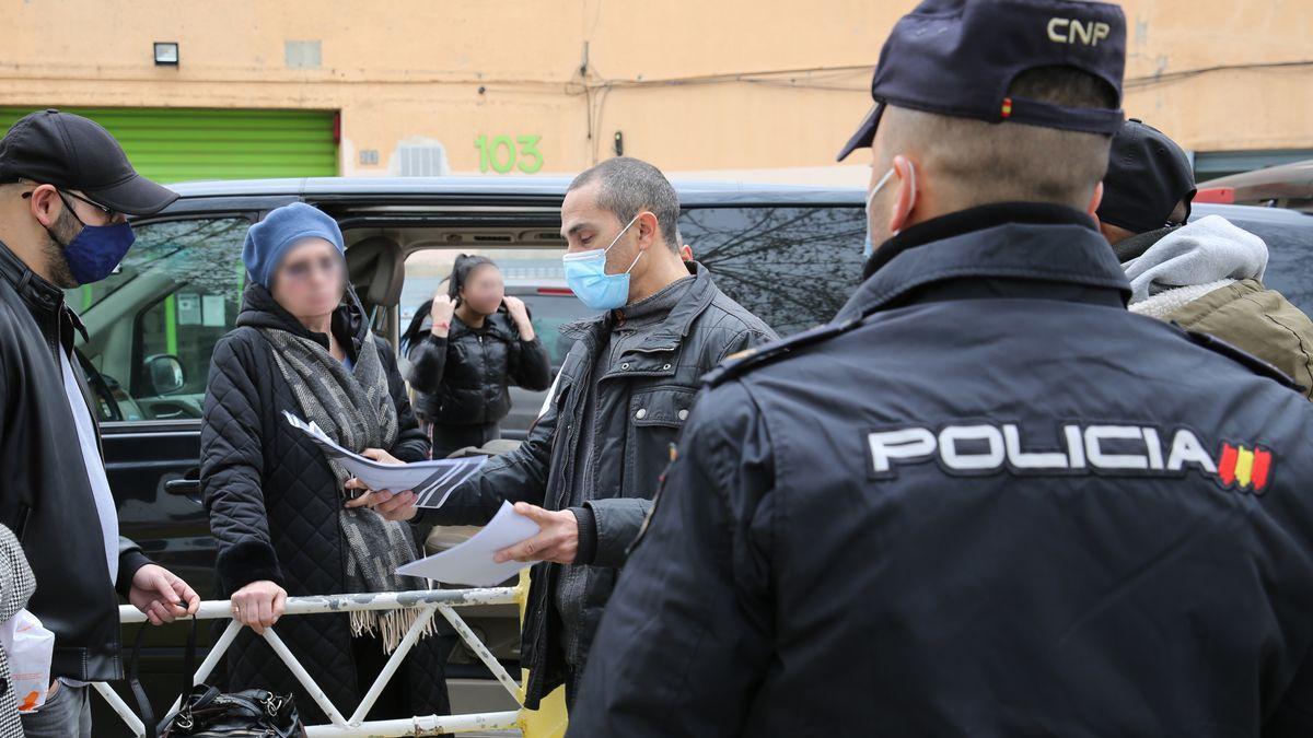 Una furgoneta procedente de la frontera con Polonia con varias familias de refugiados llega en un municipio de Barcelona y es revisada por agentes de la Policia Nacional.